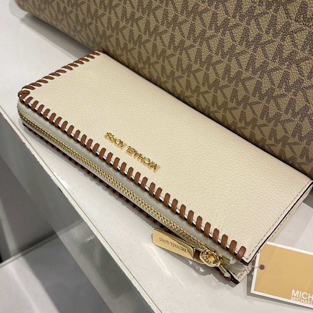 Michael Kors Jet Set Travel Large Pebble Leather Quarter-Zip Wallet
NWT - Picture 8 of 16